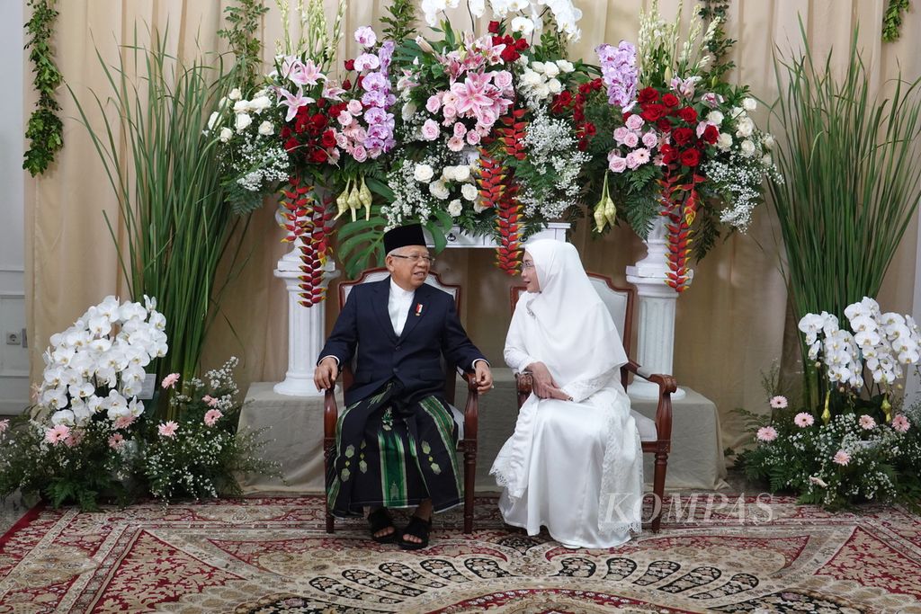 Vice President Ma'ruf Amin and Mrs. Wury Ma'ruf Amin are preparing to return home to Tanara, Banten, after holding an open house event at the official residence in Central Jakarta, Wednesday 10/4/2024).