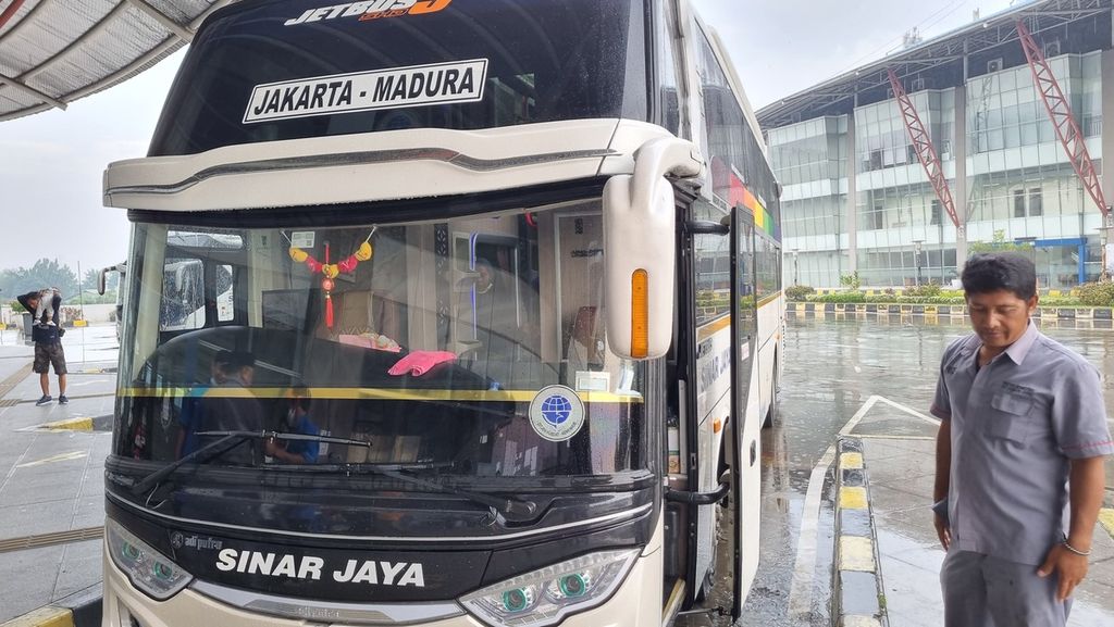 Tampilan depan bus <i>double decker</i> milik Sinar Jaya saat diparkir di Terminal Pulo Gebang, Jakarta Timur, Sabtu (17/12/2022).