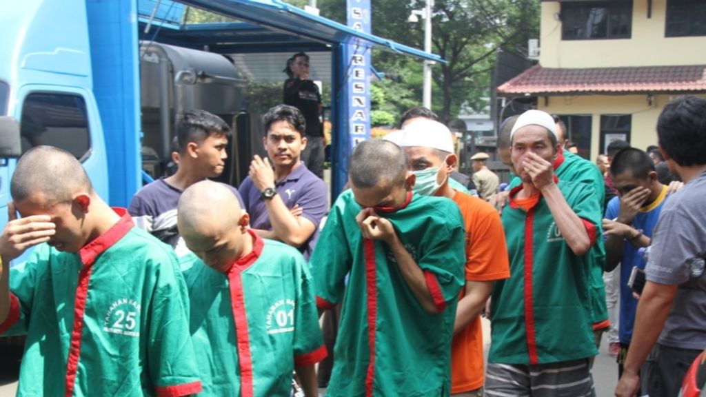 Kepolisian Resor Metro Jakarta Timur mengiring 15 tersangka kasus tindak pidana narkoba ke dalam jeruji besi, Selasa (3/3/2020).