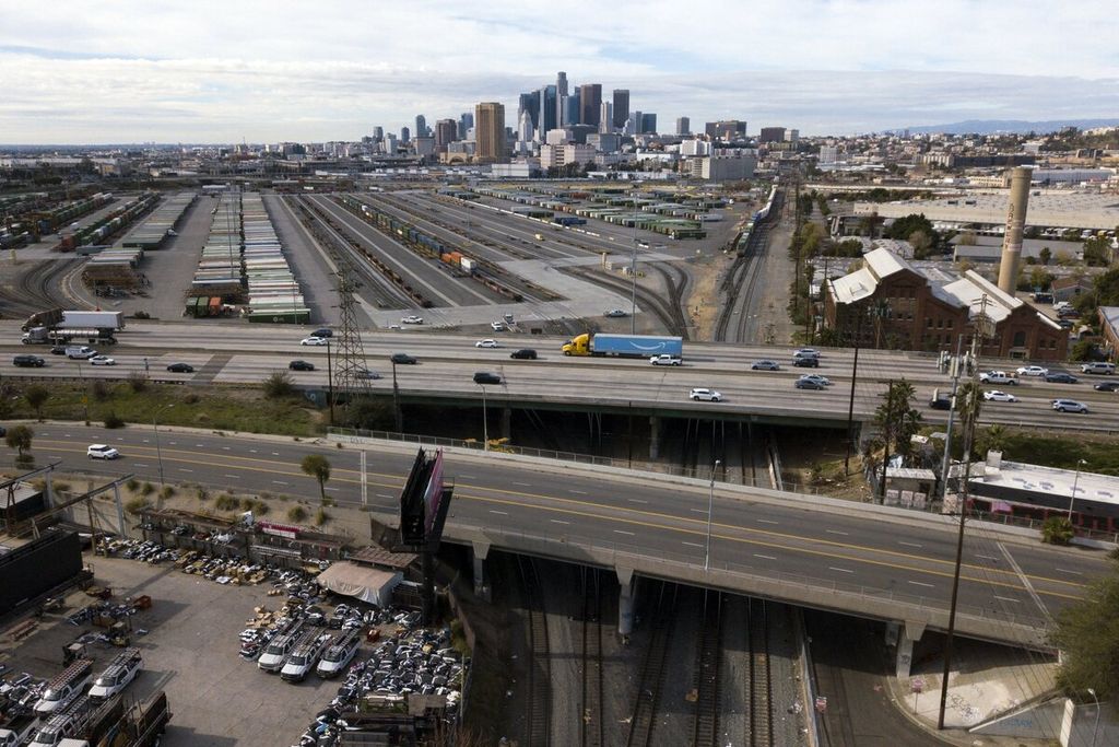 Panorama kota Los Angeles, California, Amerika Serikat, Minggu (16/1/2022). Tampak sebuah truk kontainer melintas di atas jalur rel kereta Union Pacific. 