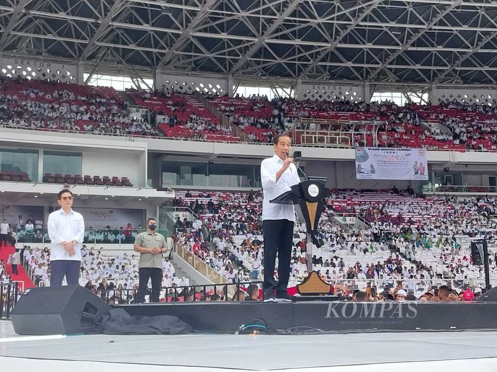 Presiden Joko Widodo saat memberikan pidato pada acara Nusantara Bersatu, Satu Komando untuk Indonesia, yang digelar kelompok sukarelawan Jokowi pada Pilpres 2014 dan 2019 di Stadion Utama Gelora Bung Karno, Jakarta, Sabtu (26/11/2022).