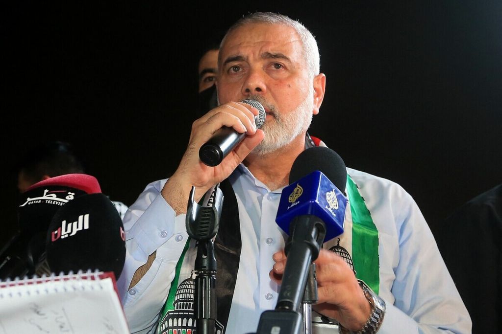 Pemimpin Hamas yang berbasis di Qatar, Ismail Haniyeh, di Doha, Qatar, pada 15 Mei 2021. 