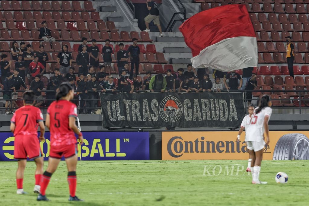Suporter Indonesia mendukung tim putri Indonesia U-17 melawan Korea Selatan U-17 saat pertandingan Grup A Piala Asia Putri U-17 di Stadion Kapten I Wayan Dipta, Gianyar, Bali, Kamis (9/5/2024). Tim putri Indonesia kalah 12 gol dari Korea Selatan.