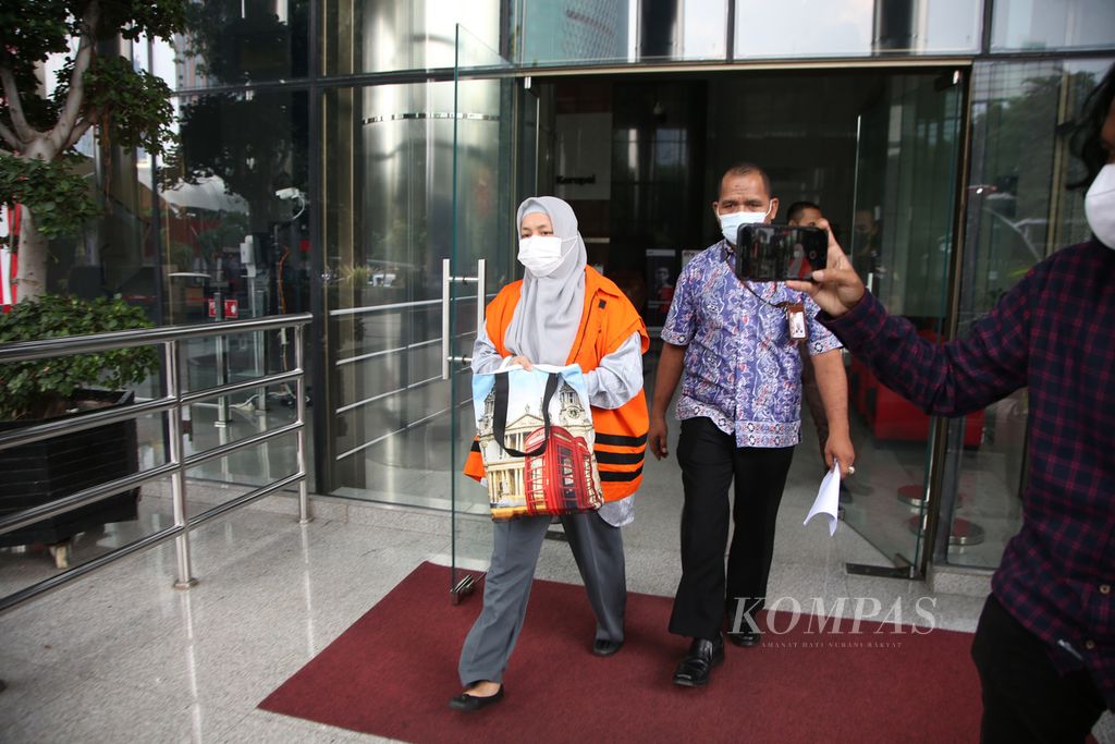 Bupati Kolaka Timur nonaktif Andi Merya Nur (memakai rompi) seusai menjalani pemeriksaan di Komisi Pemberantasan Korupsi, Jakarta, Jumat (17/12/2021). 