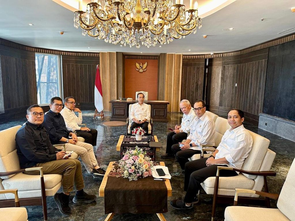 Rapat perdana di ruang Kerja Presiden di Istana Garuda atau Kantor Presiden, di IKN, Senin (29/7/2024). Menurut Deputi Protokol Pers dan Media Yusuf Permana, yang hadir dalam acara itu, rapat membahas persiapan HUT Ke-79 RI, pengukuhan Pasukan Pengibar Bendera Pusaka (Paskibraka), rencana sidang kabinet paripurna, pengarahan kepala daerah, progres kemajuan pembangunan IKN dan rencana-renana ke depan IKN.  