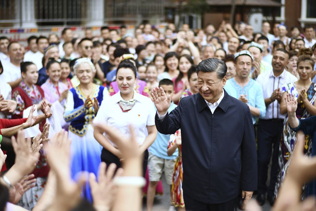 Presiden China Xi Jinping (tengah) mengunjungi komunitas Guyuanxiang di Distrik Tianshan, Urumqi, Wilayah Otonomi Uighur Xinjiang, China barat laut, 13 Juli 2022. 