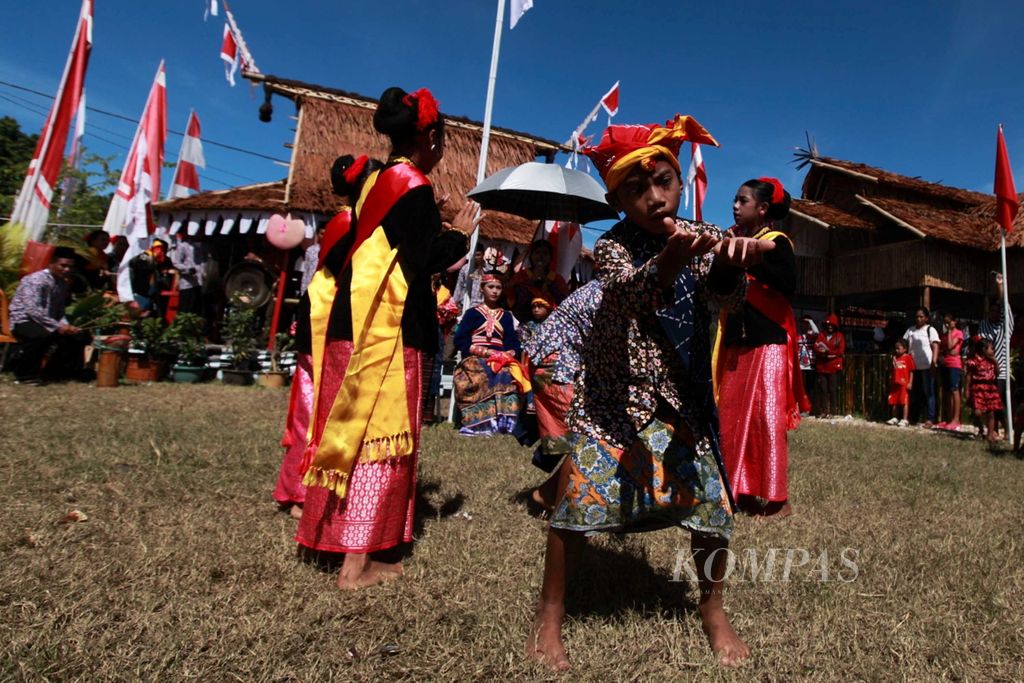 Anak-anak dari Kecamatan Sahu Timur, Kabupaten Halmahera Barat, Maluku Utara, mengenakan pakaian adat suku Sahu, menarikan "Legusalai" dalam acara Festival Teluk Jailolo 2013 di Jailolo, Halmahera Barat, Sabtu (18/5/2013). Acara rutin tahunan ini bertujuan untuk mengangkat budaya suku-suku di Halmahera Barat dan juga mempromosikan potensi pariwisata daerah di kabupaten ini.