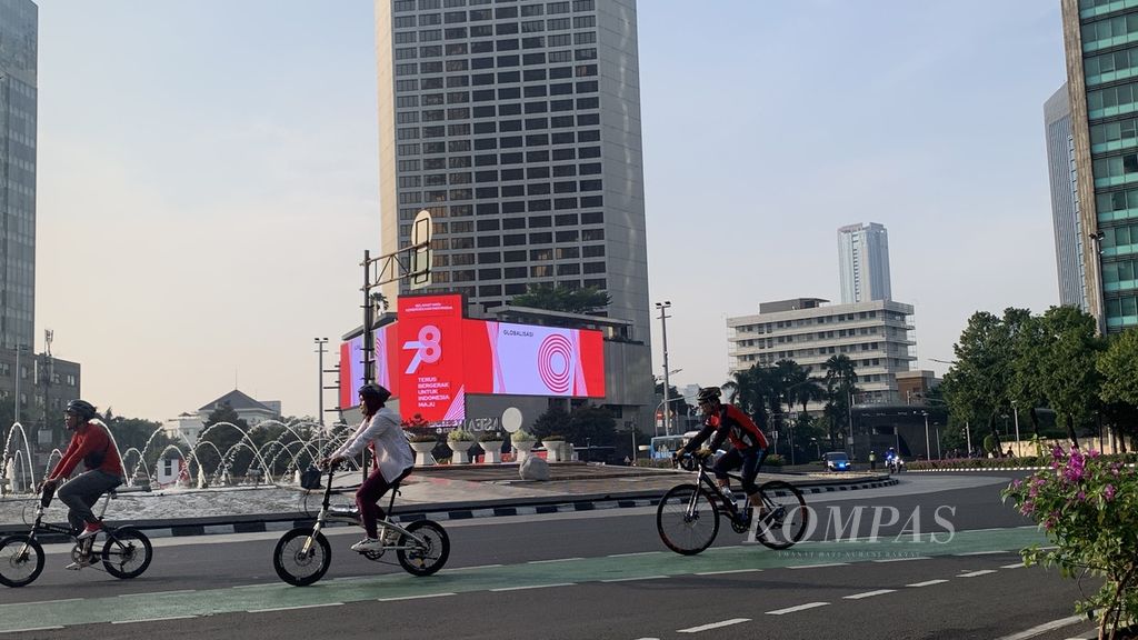 Sebagian masyarakat menyambut Hari Ulang Tahun Ke-78 Kemerdekaan Republik Indonesia dengan berolahraga di kawasan Bundaran HI, Jakarta, Kamis (17/8/2023).