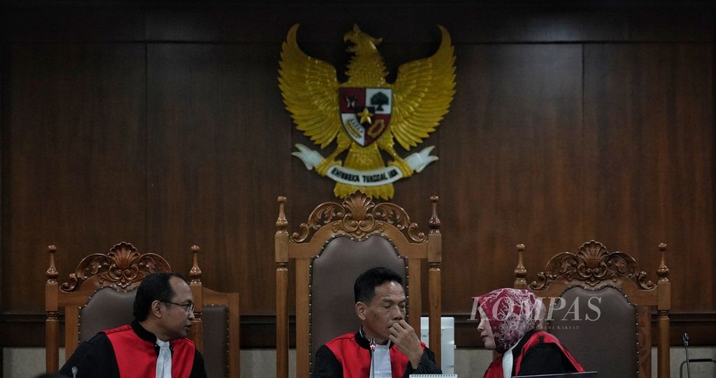 Ketua Majelis Hakim Buyung Dwikora (tengah) bersama hakim Budi Prayitno (kiri) dan hakim Arlen Veronica (kanan) saat bertugas pada sidang pertama dengan agenda pembacaan dakwaan atas kasus perubahan data oleh Panitia Pemilihan Luar Negeri (PPLN) di Kuala Lumpur, Malaysia, di Pengadilan Negeri Jakarta Pusat, Jakarta, Rabu (13/3/2024).