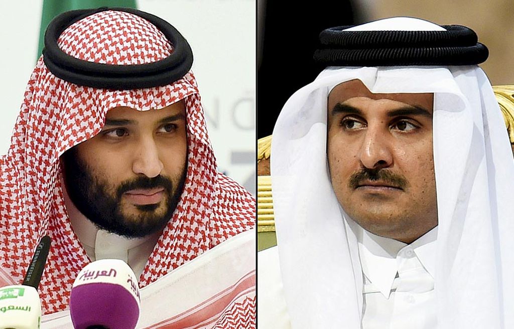 Putra mahkota  Arab Saudi Pangeran Mohammed bin Salman (kiri) dan Emir Qatar Sheikh Tamim bin Hamad al-Thani (kanan) dalam dua kesempatan berbeda, beberapa waktu lalu. Dua pemimpin muda dunia Arab ini berseteru setelah Arab Saudi dan tiga negara lain memutus hubungan diplomatik dengan Qatar, 5 Juni. 