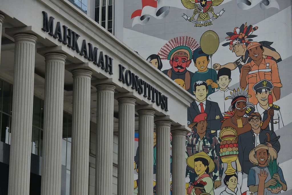 A mural with the theme Bhineka Tunggal Ika is depicted on the side of the Constitutional Court building on Jalan Medan Merdeka Barat, Jakarta, Friday (10/2/2023)
