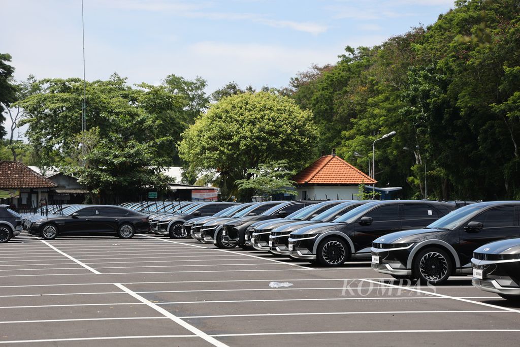 Mobil bertenaga listrik untuk pengawalan tamu negara peserta KTT G20 diparkir di kawasan ITDC Nusa Dua, Bali, Selasa (8/11/2022). Penggunaan mobil listrik selama KTT G20 merupakan salah satu wujud dukungan Indonesia terhadap pemanfaatan energi yang ramah lingkungan.