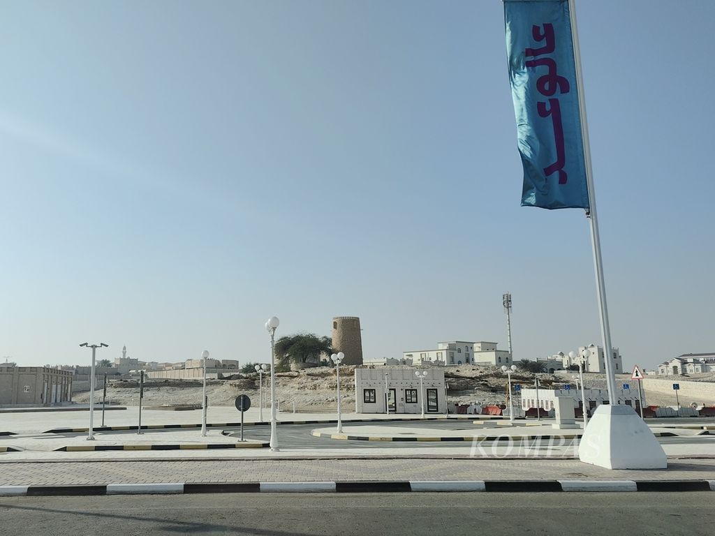 Pemandangan Tugu Al Khor dari jalan utama kota Al Khor, Jumat (2/12/2022). Tugu yang dibangun pada 1900-an tetap menjadi bangunan tertinggi di pusat kota Al Khor.