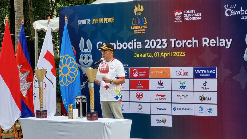 Pelaksana Tugas (Plt) Menteri Pemuda dan Olahraga Muhadjir Effendy memberikan sambutan dalam acara pawai obor SEA Games 2023 Kamboja, di kawasan Gelora Bung Karno, Jakarta, Sabtu (1/4/2023). 