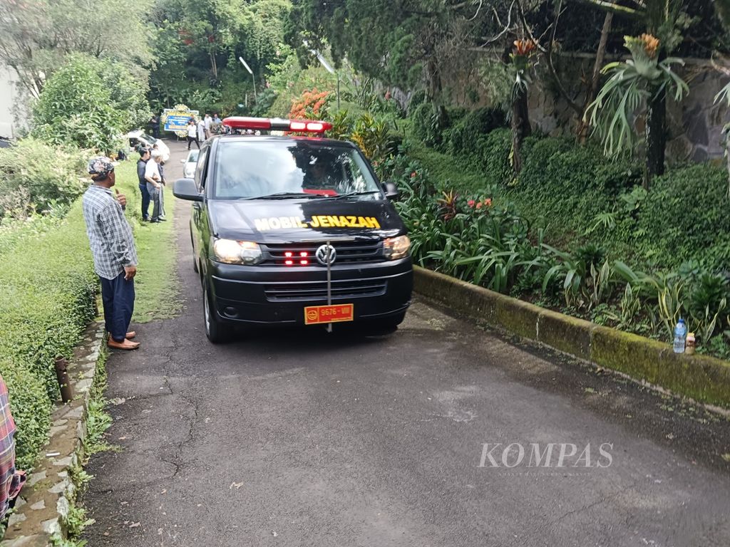 An ambulance transported the body of West Java figure, Lieutenant General TNI (Ret.) Solihin Gautama Purwanegara or known as Solihin GP, to the Headquarters of Kodam Siliwangi to lay in state on Tuesday (5/3/2024). The deceased served as Governor of West Java during the period of 1970-1975.