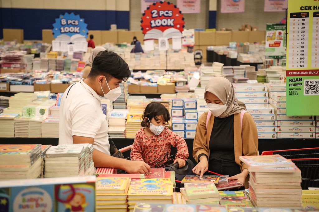 Pengunjung memilih buku dalam bazar buku internasional Big Bad Wolf di Indonesia Convention Exhibition BSD, Kabupaten Tangerang, Banten, Jumat (26/5/2023). 