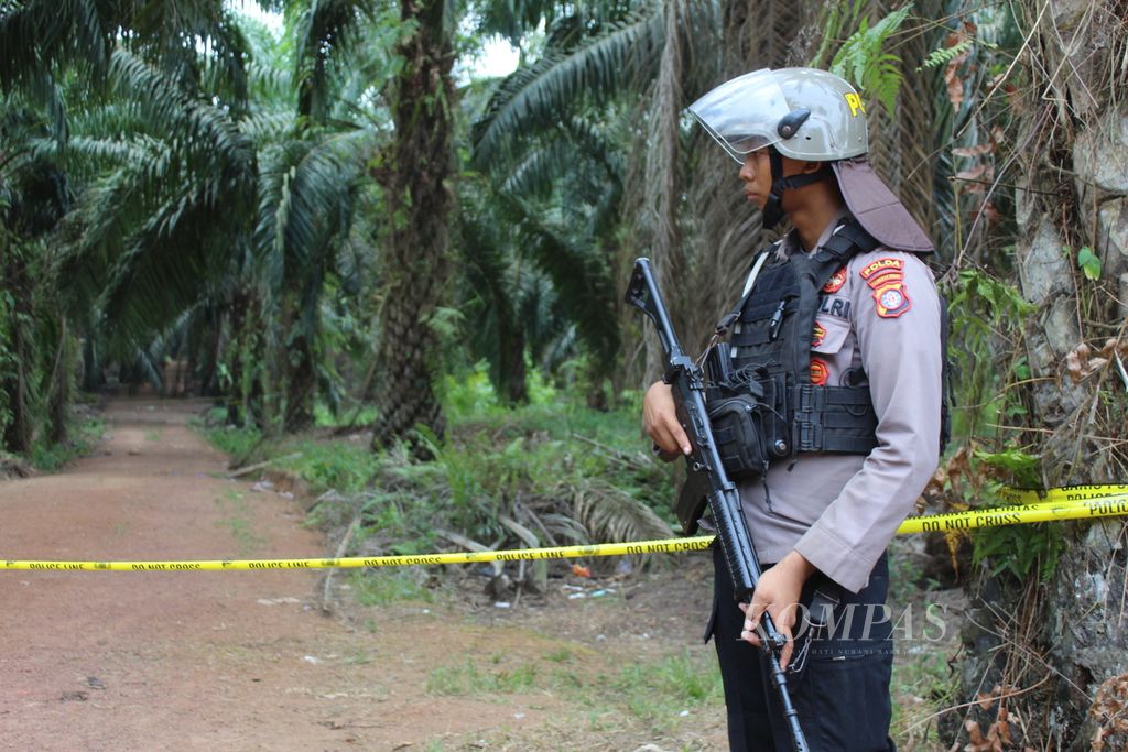 Aparat kepolisian menjaga tempat kejadian saat Gijik (35) tewas ditembak ketika berunjuk rasa memperjuangkan hak masyarakat, Kamis (12/10/2023).