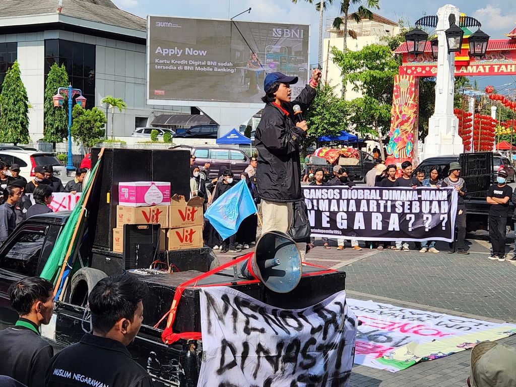 Para mahasiswa yang tergabung dalam Aliansi Solidaritas Perlawanan Rakyat Surakarta mengadakan unjuk rasa di Balai Kota Surakarta, Jawa Tengah, Kamis (8/2/2024). 