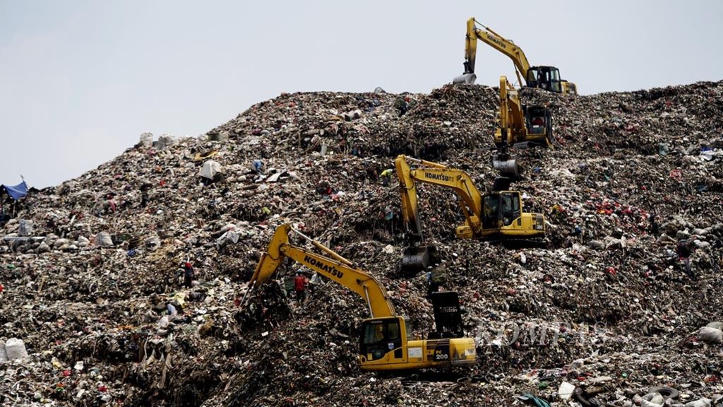 Aktivitas di Tempat Pengolahan Sampah Terpadu (TPST) Bantargebang, Bekasi, Jawa Barat, Kamis (25/10/2018). Pemulung mengambil sampah plastik di sana, yang setiap harinya mencapai sekitar 7.000 ton sampah dan diangkut 1.200-1.300 truk.