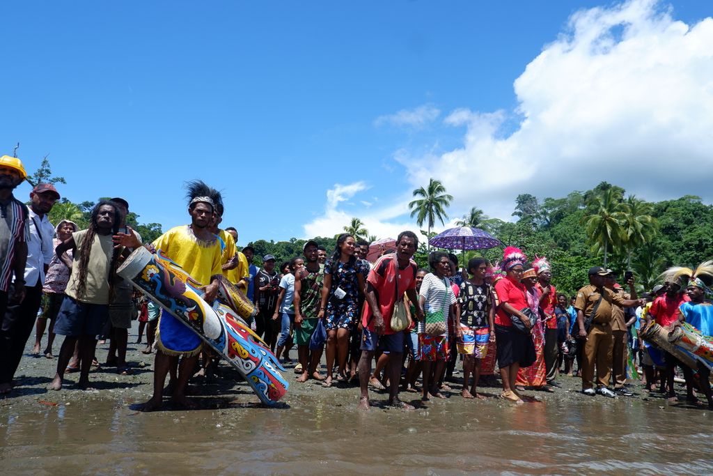 Masyarakat dengan sukacita menyambut pembukaan tradisi <i>tasamu rawanang</i> di Kampung Asai, Kabupaten Kepulauan Yapen, Papua, Selasa (29/8/2023). <i>Tasamu rawanang</i> atau juga dikenal dengan istilah <i>sasi</i> adalah larangan pengambilan sumber daya laut dalam jangka waktu dan kawasan tertentu.