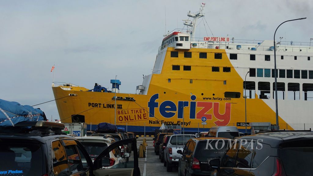 Four-wheeled vehicles are lining up to enter the Port LInk III ferry motor boat (KMP) at the Bakauheni Port in South Lampung Regency, Lampung, Saturday (15/10/2022).