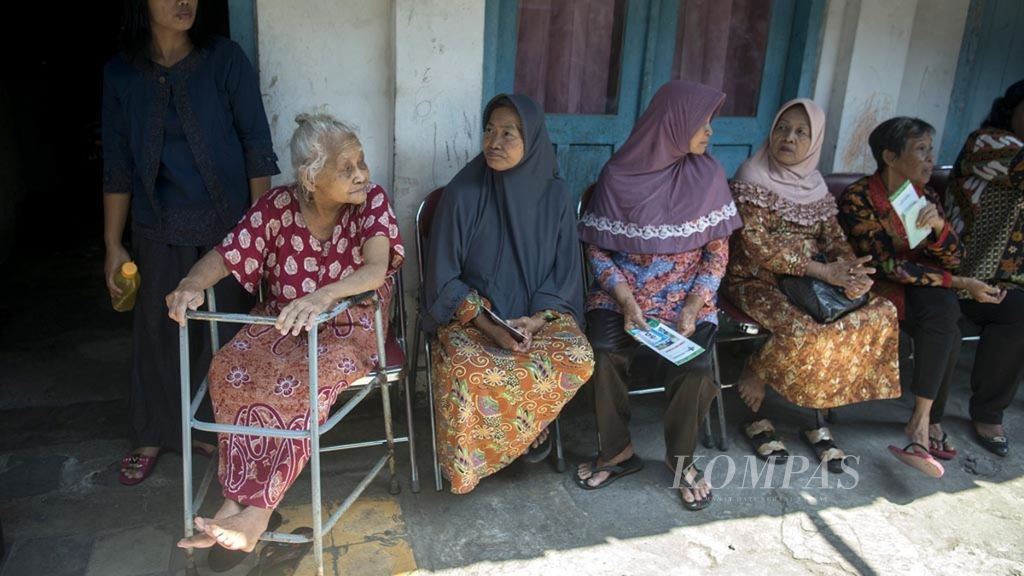 Warga menunggu giliran mengikuti layanan pengobatan gratis serta penyuluhan tentang penyakit stroke dari petugas medis dari Rumah Sakit Umum Daerah Dr Moewardi di Kampung Mondokan, Jebres, Solo, Jawa Tengah, Selasa (30/10/2018). 