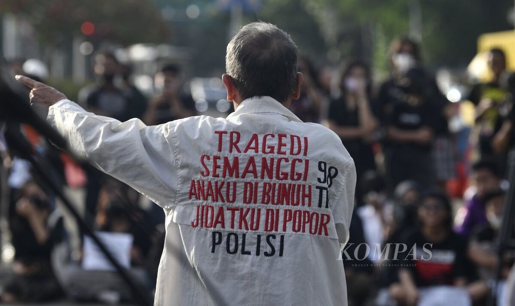 Salah satu keluarga korban pelanggaran HAM menyampaikan orasi saat bersama aktivis Jaringan Solidaritas Korban untuk Keadilan menggelar Aksi Kamisan di depan Istana Merdeka, Jakarta, Kamis (27/10/2022). 