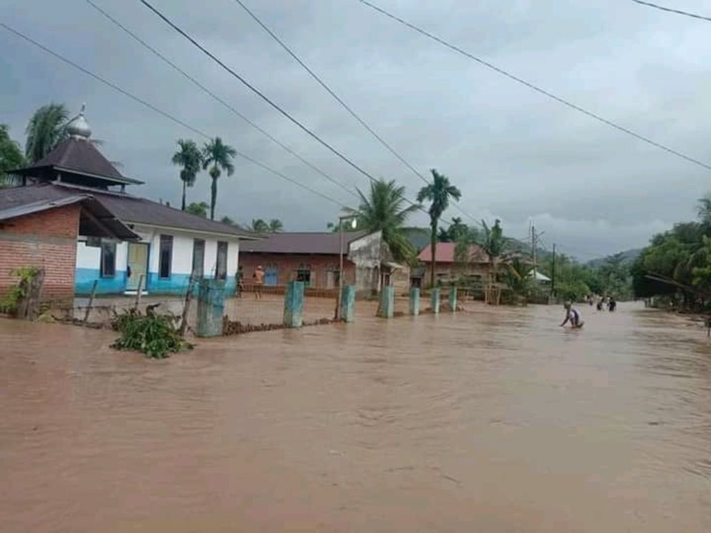 Kondisi banjir di Nagari Binjai Tapan, Kecamatan Ranah Ampek Hulu Tapan, Pesisir Selatan, Sumatera Barat, Minggu (16/5/2021).