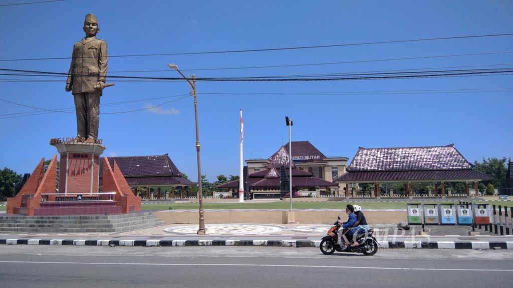 Suasana Kantor Bupati Blitar di Kanigoro, Kabupaten Blitar, Jawa Timur, terlihat lengang, Senin (12/4/2021)