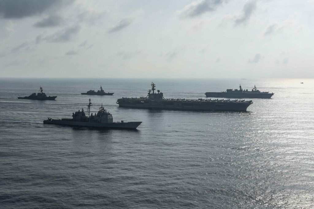 Kapal induk AS, USS Ronald Reagan, USS Antietam, dan USS Milius dalam latihan dengan Pasukan Bela Diri Maritim Jepang di Laut China Selatan, 31 Agustus 2018. 