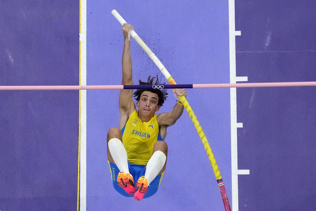 Armand Duplantis, atlet Swedia, tampil dalam final loncat jauh putra Olimpiade Paris 2024 di Stade De France, Paris, Perancis, Selasa (6/8/2024) dini hari WIB. 