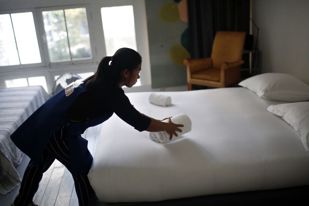 Petugas kebersihan di apartemen yang disewakan lewat Airbnb di Paris, 8 Oktober 2020. 