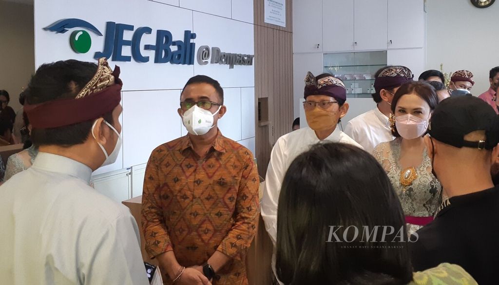 Wali Kota Denpasar I Gusti Ngurah Jaya Negara (kiri) meninjau fasilitas klinik serangkaian acara peresmian Klinik Mata Utama Jakarta Eye Center (JEC) Bali @ Denpasar di Kota Denpasar, Selasa (22/2/2022).