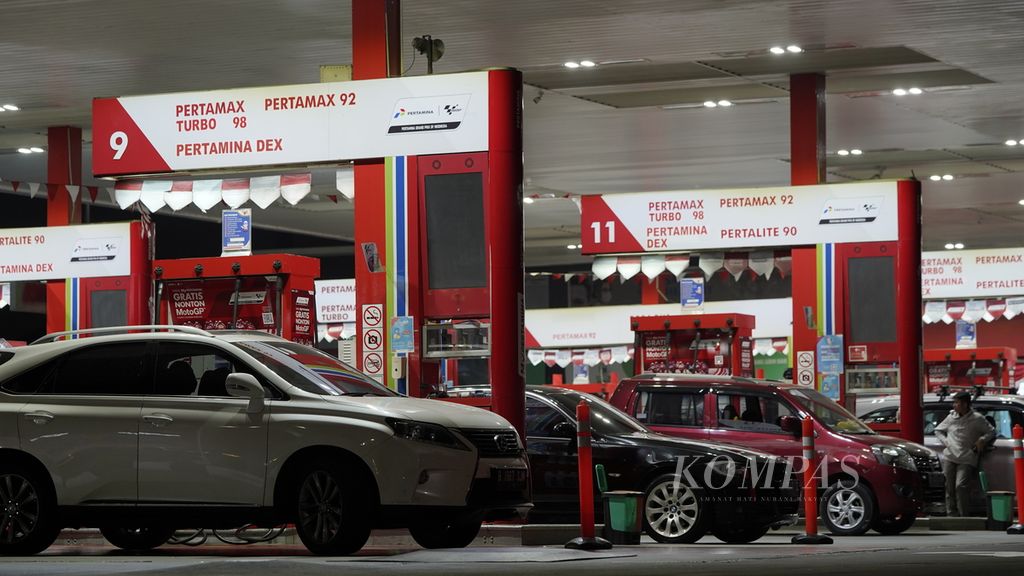 Suasana stasiun pengisian bahan bakar untuk umum (SPBU) di kawasan Tebet, Jakarta Selatan.