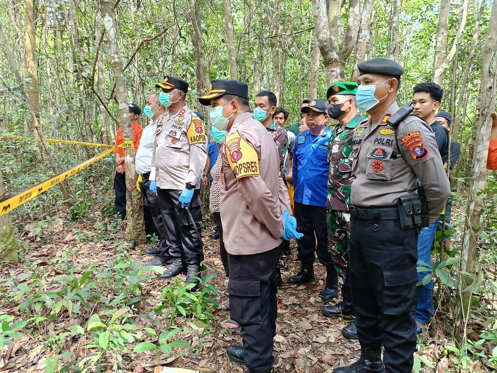 Aparat kepolisian dari Polres Barito Timur bersama jajaran petugas lainnya mendatangi lokasi kejadian ditemukannya Robi (24), warga Desa Haringen, Barito Timur, Kalimantan Tengah, yang tewas dengan posisi tubuh tergantung di pohon karet, Jumat (19/7/2024). Robi merupakan sepupu kandung Mega Ekatni (18) yang ditemukan tewas terbakar tak jauh dari lokasi ditemukannya mayat Robi, 11 hari sebelumnya.