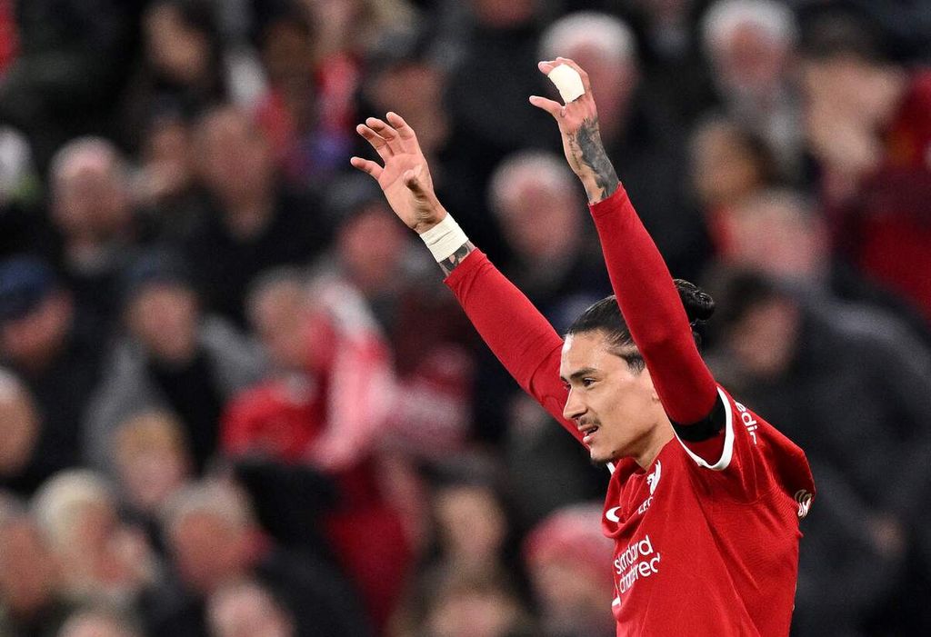 Pemain Liverpool, Darwin Nunez, merayakan golnya ke gawang Toulouse pada laga Liga Europa di Stadion Anfield, Jumat (27/10/2023). Liverpool menang dengan skor 5-1 pada laga itu.