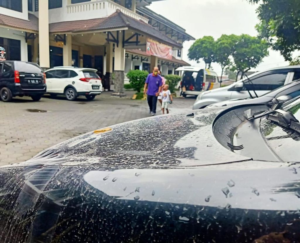 Abu tipis erupsi Merapi terlihat pada kap mobil warga Kota Magelang, Jawa Tengah, Kamis (10/3/2022) sekitar pukul 08.00.