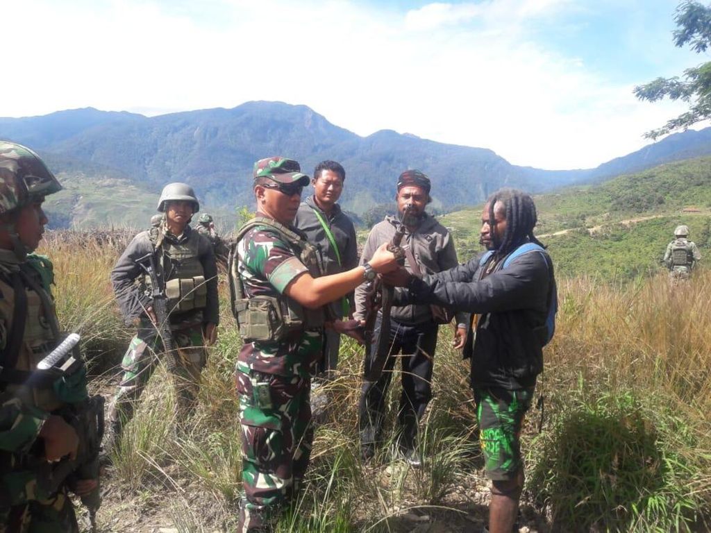 Salah satu anggota kelompok kriminal separatis bersenjata yang menyerahkan diri ke pihak TNI AD di Kabupaten Puncak Jaya, Sabtu (8/6/2019).