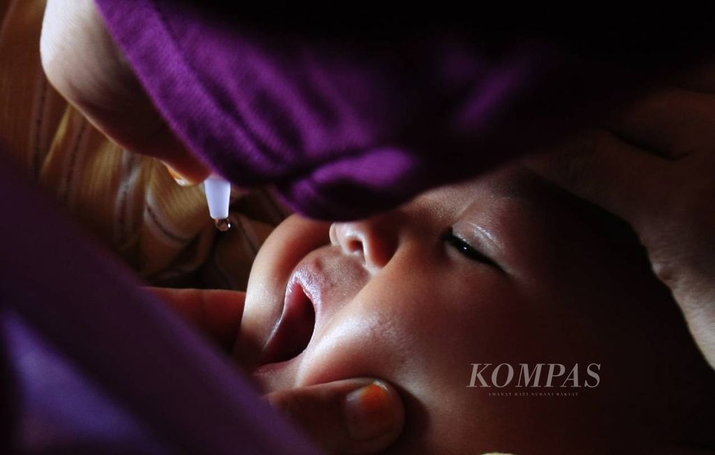 Imunisasi anak-anak balita warga RW 006 Kelurahan Pasanggrahan, Kecamatan Ujungberung, Bandung, Jawa Barat.