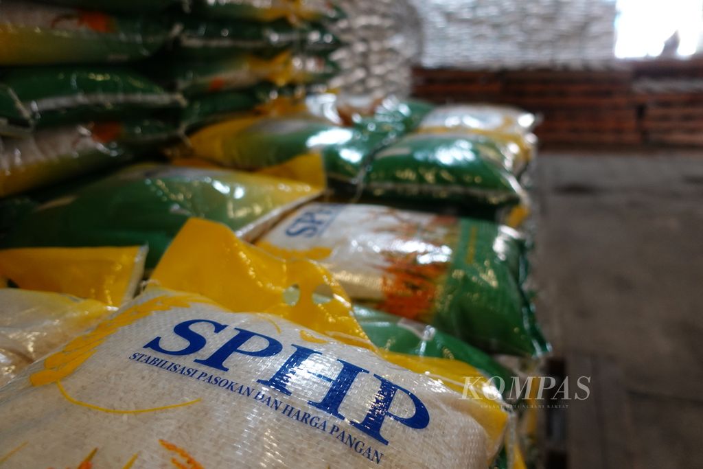 Tumpukan beras Stabilisasi Pasokan dan Harga Pangan (SPHP) di Gudang Bulog, Cibitung, Kabupaten Bekasi, Provinsi Jawa Barat, Jumat (16/2/2024).