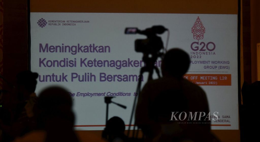 Juru kamera mengambil gambar dalam diskusi panel pertemuan perdana Labour 20 (L-20) untuk G-20 di Jakarta, Senin (31/1/2022).  