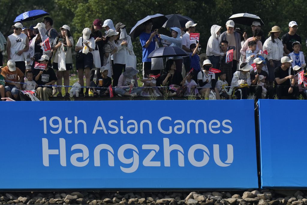 Penonton berkerumun menyaksikan babak penyisihan perahu naga 200 meter putra Asian Games Hangzhou 2022 di Pusat Perahu Naga Wenzhou, China, Rabu (4/10/2023). 