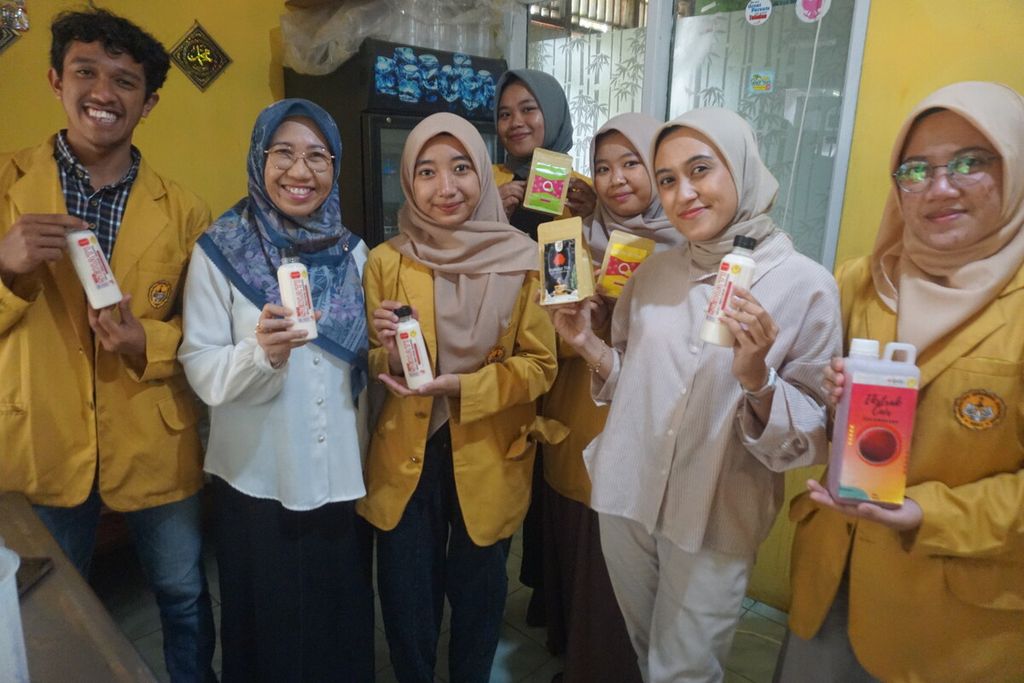 Mahasiswa dan mahasiswi bersama tim dosen Universitas Jenderal Soedirman Purwokerto mengembangkan bunga kecombrang untuk perasa alami yogurt, Jumat (8/9/2023).