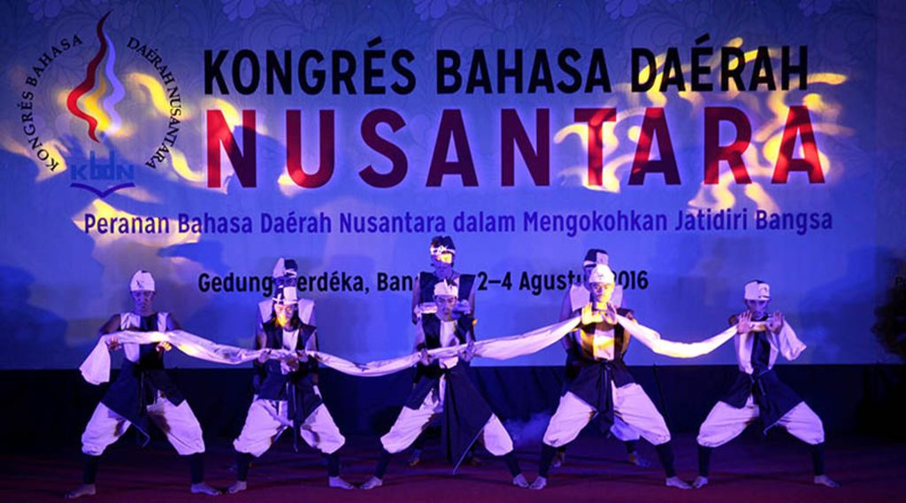Pementasan tari kontemporer bertema keragaman suku bangsa membuka Kongres Bahasa Daerah Nusantara 2016 di Gedung Merdeka, Bandung, Jawa Barat, Selasa (2/8/2016). 