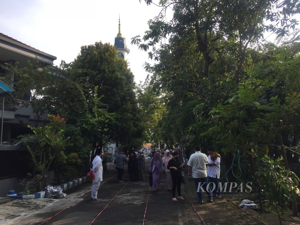 Warga seusai menjalankan shalat Idul Fitri di Masjid Nurul Huda, Karah, Jambangan, Surabaya, Jawa Timur, Jumat (21/4/2023). 
