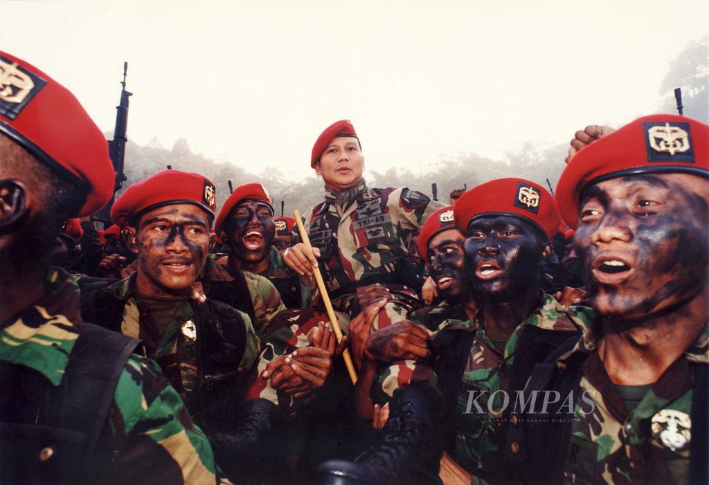 Komandan Jenderal (Danjen) Kopassus dibopong para prajurit baret merah, Selasa (25/6/1996). 