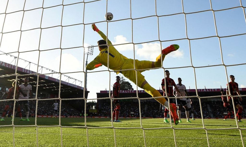 Bek Arsenal, William Saliba, mencetak gol ketiga pada menit ke-54 dalam pertandingan Liga Inggris antara Bournemouth dan Arsenal di Stadion Vitality, Bournemouth, Sabtu (20/8/2022). Arsenal mengalahkan Bournemouth, 3-0. 
