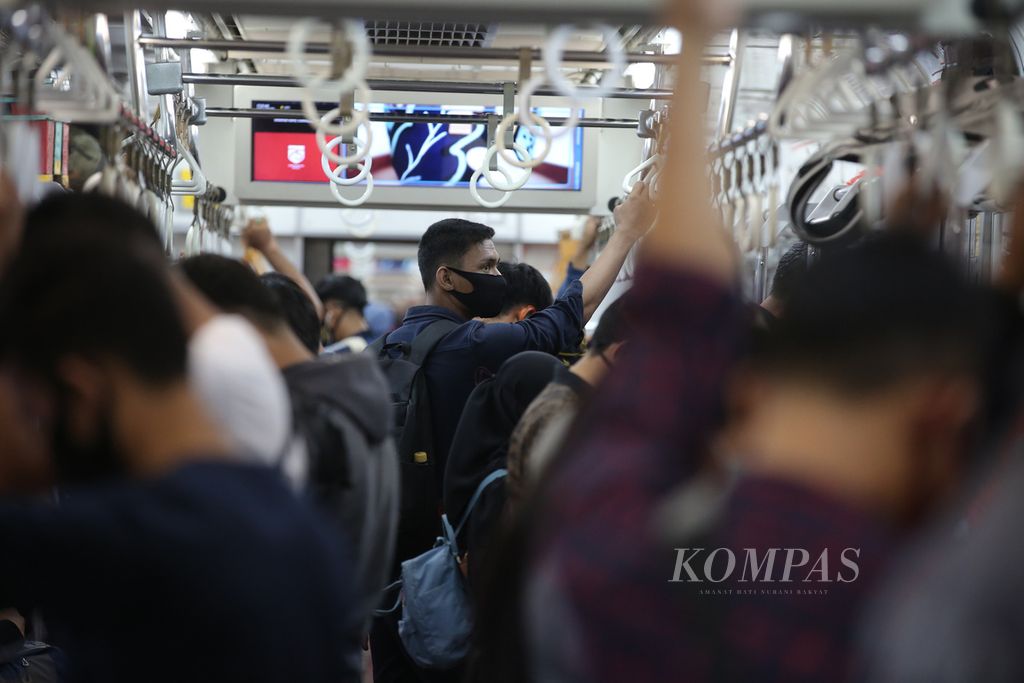 Suasana di gerbong kereta commuter line di Stasiun Kereta Api Tanah Abang, Jakarta Pusat, pada jam pulang kerja karyawan, Jumat (11/9/2020). Para pekerja yang mengalami kebosanan kronis bisa mengalami stres, kecemasan tingkat tinggi, hingga depresi. 