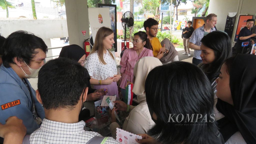 Pengunjung mendatangi meja pameran pendidikan tinggi Hongaria dan berkonsultasi dalam acara Hungary Welcomes the World: Stipendium Hungaricum Scholarship and Career Expo, Sabtu (14/10/2023), di Taman Literasi Martha Christina Tiahahu, Jakarta. 