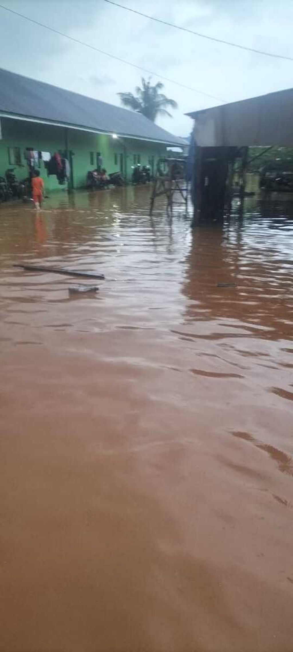 Permukiman warga digenangi banjir di Desa Fatufia, Kecamatan Bahodopi, Kabupaten Morowali, Sulteng, Senin (27/6/2022).